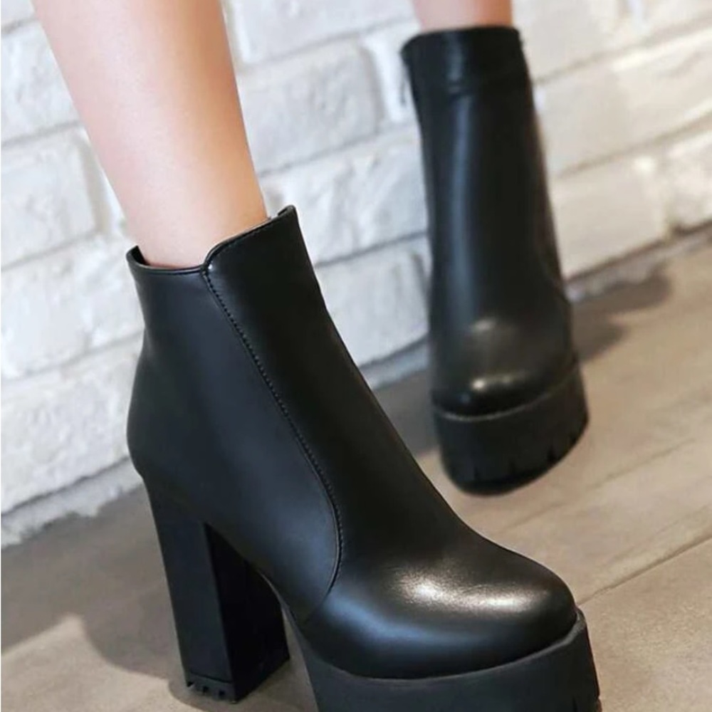 Black size 9 platform boots New in box